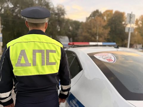 В Самаре полицейские помогли эвакуироваться жильцам дома, в одной из квартир которого началось задымление